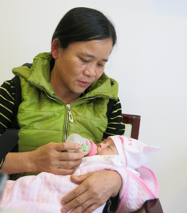 Bà nội cháu 2 bé song sinh cực kỳ non yếu Hán Bảo D. và Hán Bảo A (25 tuần, nặng 630gram và 570gram) xúc động khi 2 bé đã được Bệnh viện ĐKQT Vinmec Times City cứu sống.