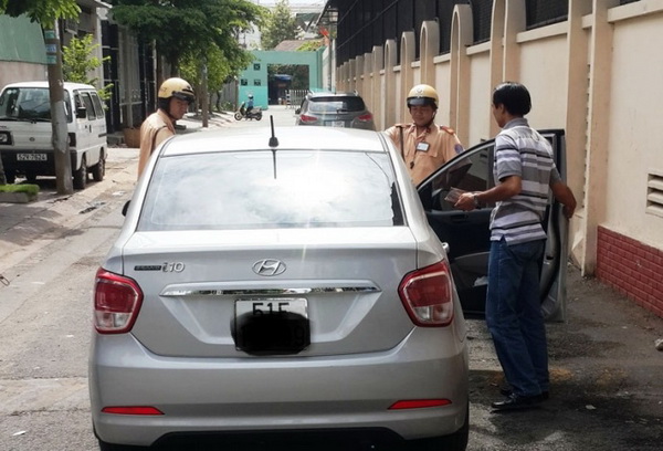 Đầu tư xe tham gia Uber và Grabtaxi Nắm dao đằng lưỡi