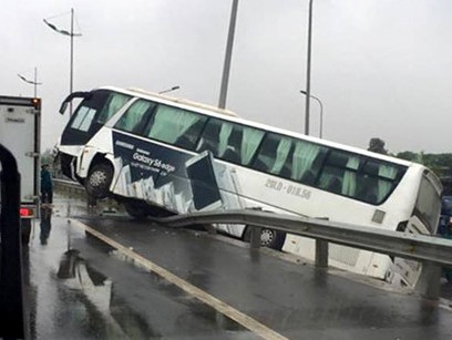 Xe khách 60 chỗ lật nghiêng trên cao tốc Nội Bài – Nhật Tân