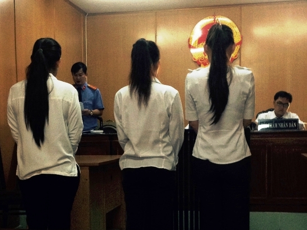 Khách nước ngoài uống đủ 7 ly rượu mới được  mua dâm