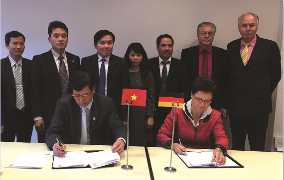 Đồng chí Trần Công Phàn, Phó Viện trưởng VKSNDTC ký Biên bản thỏa thuận hợp tác về đào tạo giữa VKSNDTC và Trường Benedict (CHLB Đức).