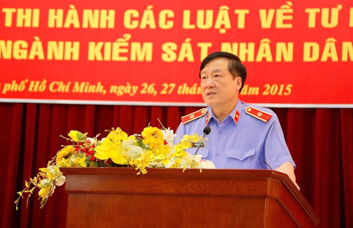  PGS, TS. Nguyễn Hoà Bình, Viện trưởng VKSNDTC chỉ đạo Hội nghị.
