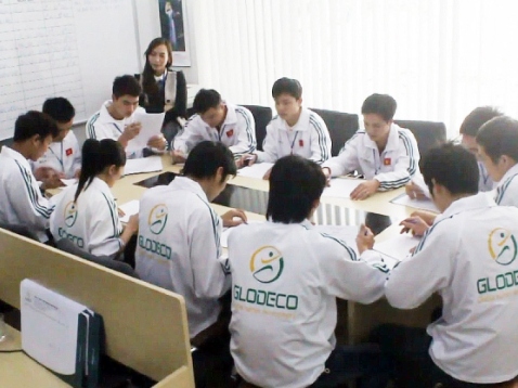 Lao động Việt Nam chật vật trên sân nhà