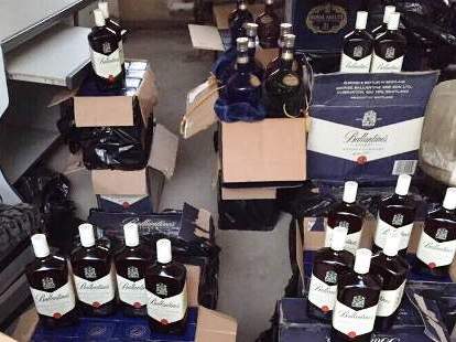 Bắt giữ hai xe tải vận chuyển hơn 500 chai rượu ngoại không rõ nguồn gốc