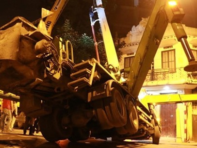 Hà Nội Nửa đêm hoảng hốt thấy nhiều khối bê tông đổ ập xuống mái nhà