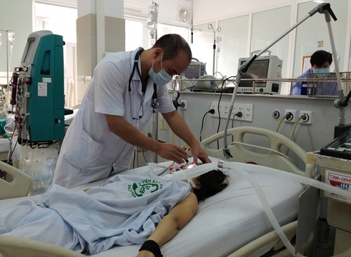 Bác sĩ đang khám cấp cứu cho một bệnh nhân hôn mê tại Khoa cấp cứu - Bệnh viện Bạch Mai.