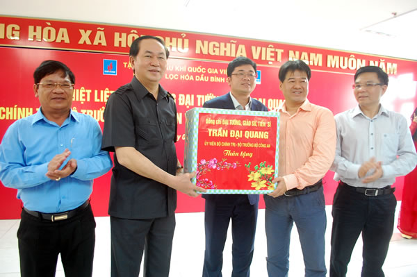Bộ trưởng Trần Đại Quang tặng quà cho Cty TNHH MTV Lọc hóa dầu Bình Sơn nhân dịp năm mới. Ảnh: Phương Kiếm
