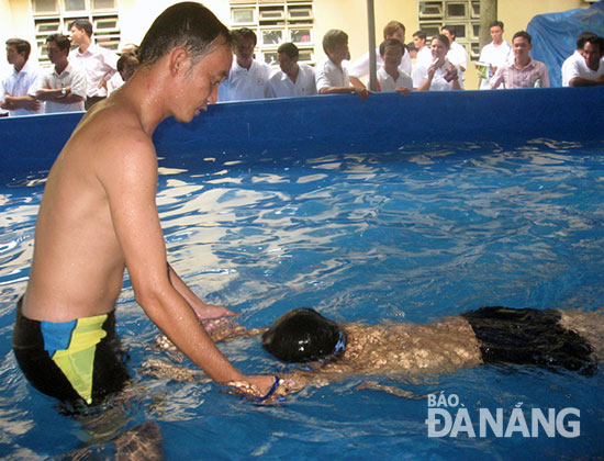 Chương trình dạy bơi ở trường tiểu học Đừng để chết yểu