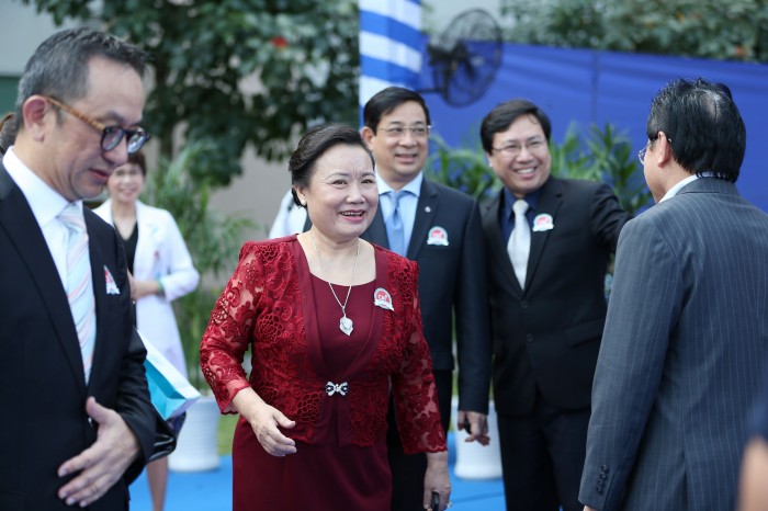 Bà Trần Thị Lâm đón tiếp các quan khách tới dự lễ kỷ niệm 2 năm ngày thành lập.