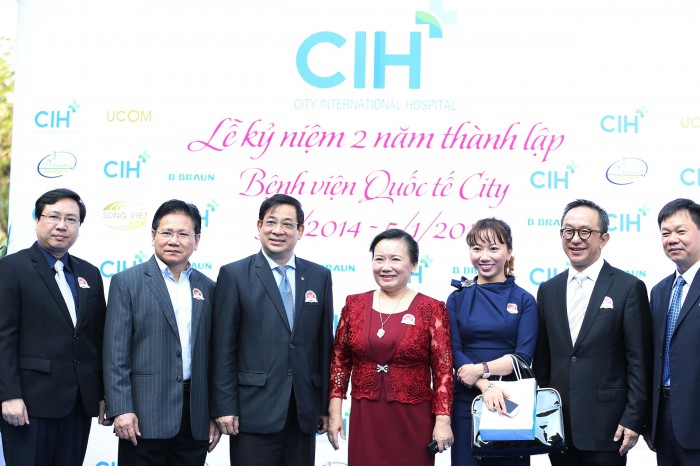 Bà Trần Thị Lâm chụp hình kỷ niệm cùng với lãnh đạo Bộ Y tế.