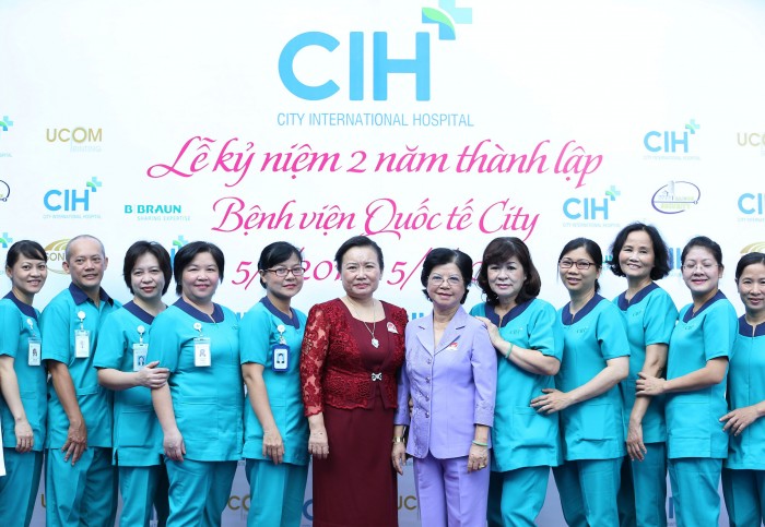  Bà Trần Thị Lâm và tập thể cán bộ nhân viên CIH.