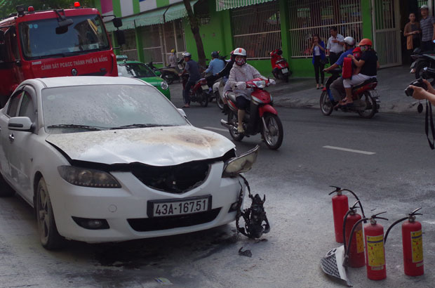 Cháy xe ô tô Mazda giữa phố