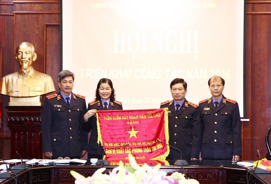 Đồng chí Nguyễn Thị Thủy Khiêm, Phó Viện trưởng VKSNDTC trao Cờ thi đua ngành KSND cho Vụ 10