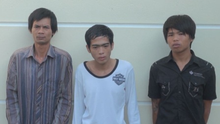 Tạm giữ hình sự các đối tượng trộm lạp xưởng và chà bông