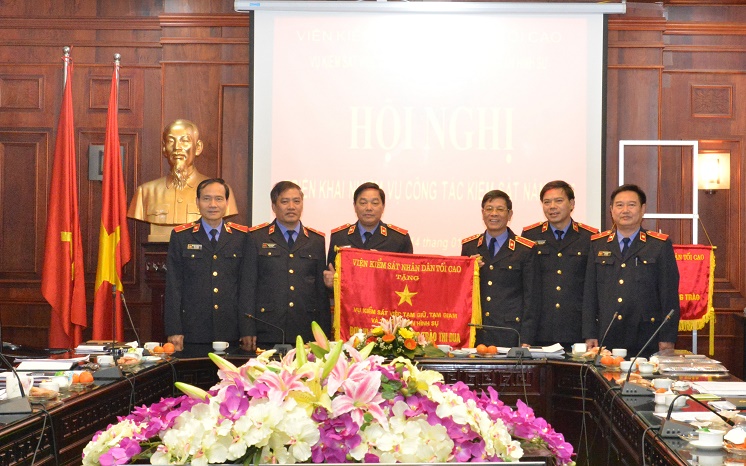 Đồng chí Lê Hữu Thể, Phó Viện trưởng VKSNDTC trao cờ thi đua ngành KSND cho Vụ 8 