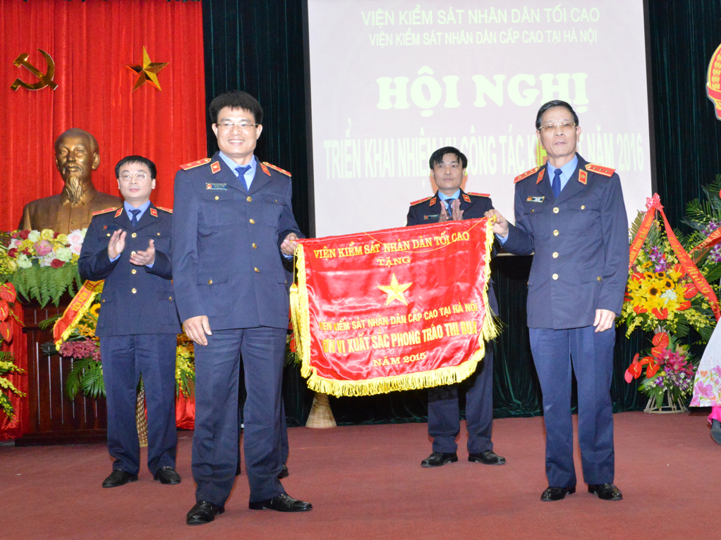 Đồng chí Lê Hữu Thể, Phó Viện trưởng VKSNDTC trao Cờ thi đua ngành KSND cho VKSND cấp cao tại Hà Nội.