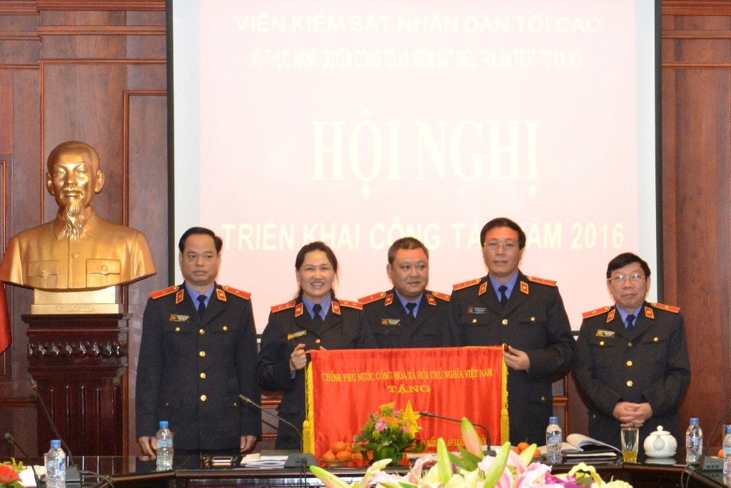  Phó Viện trưởng Thường trực VKSNDTC Nguyễn Hải Phong trao Cờ thi đua của Chính phủ cho Vụ 2, VKSNDTC.