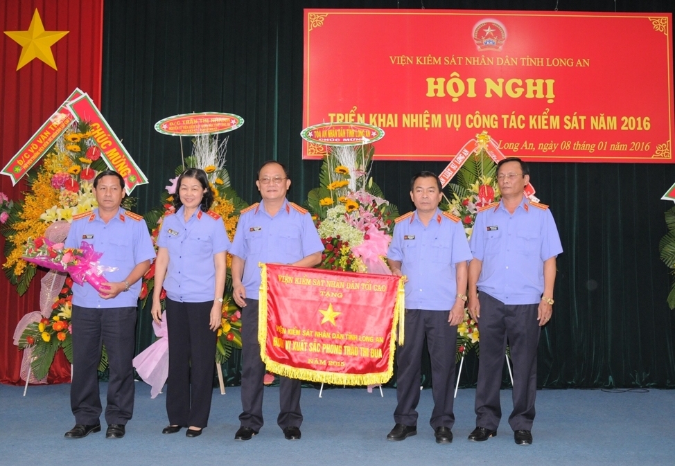  Đồng chí Nguyễn Thị Thủy Khiêm, Phó Viện trưởng VKSNDTC trao Cờ thi đua Ngành cho VKSND tỉnh Long An.