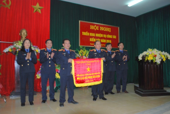 Phó viện trưởng Bùi Mạnh Cường trao cơ thi đua năm 2015 cho VKSND Thanh Hóa 