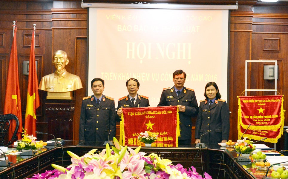 Phó Viện trưởng VKSNDTC Trần Công Phàn trao Cờ thi đua ngành KSND cho Báo BVPL