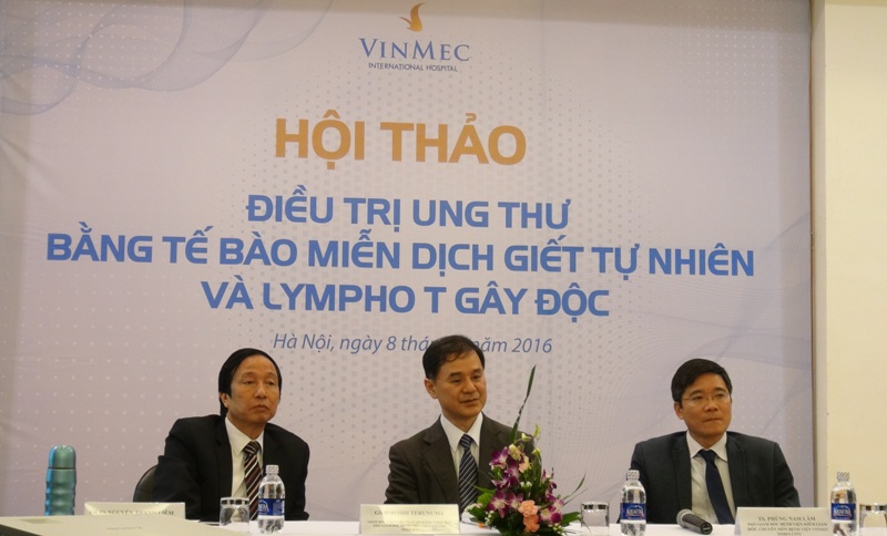 GS Terunuma, Giám đốc Viện liệu pháp sinh học Nhật Bản (người ngồi giữa) chia sẻ kinh nghiệm điều trị ung thư bằng miễn dịch tự nhiên tại Vinmec ngày 8/1/2016