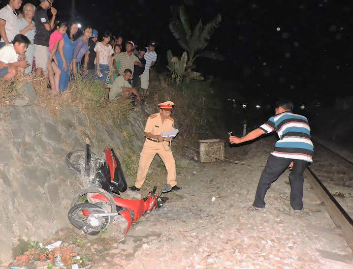 Lái xe máy lao qua đường sắt, một người nguy kịch