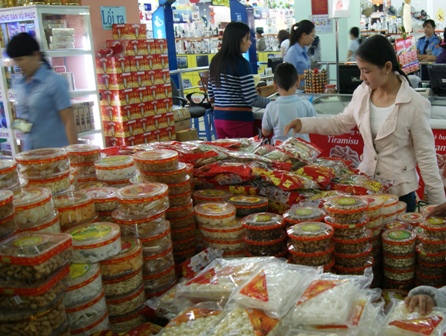 Hàng hóa phục vụ Tết không khan hiếm, sốt giá