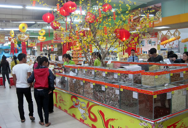 Người tiêu dùng đổ dồn về siêu thị