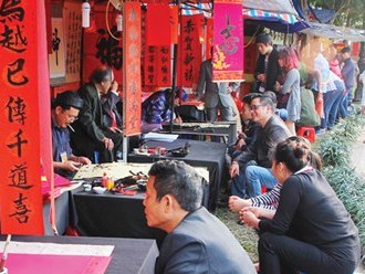 Ông đồ lại dựng lều cạnh hồ Văn