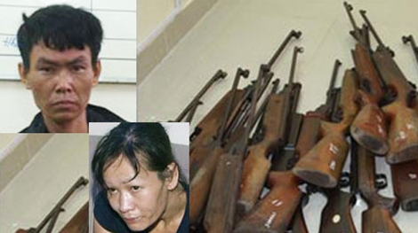 Vợ chồng Dương Minh Nhất sau khi bị bắt và số súng bị thu giữ.