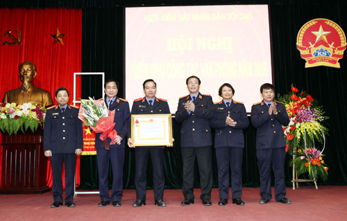 Phó Viện trưởng thường trực VKSNDTC Nguyễn Hải Phong trao Huân chương Lao động hạng Nhì cho Văn phòng VKSNDTC