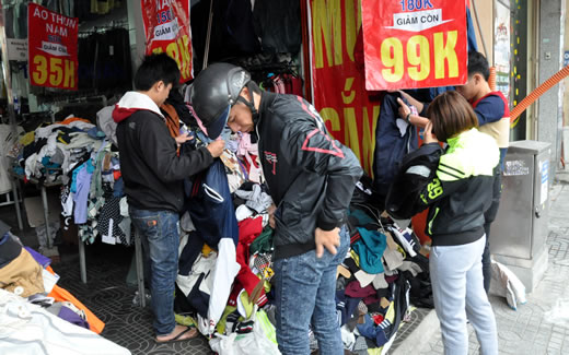 Người dân Đà Nẵng hối hả đi mua đồ chống rét