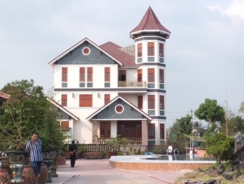 Huy động lực lượng truy bắt hung thủ giết hai vợ chồng trong biệt thự