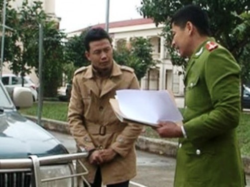 Truy đuổi 30km bắt đối tượng khi công an đang ở trên nắp capô