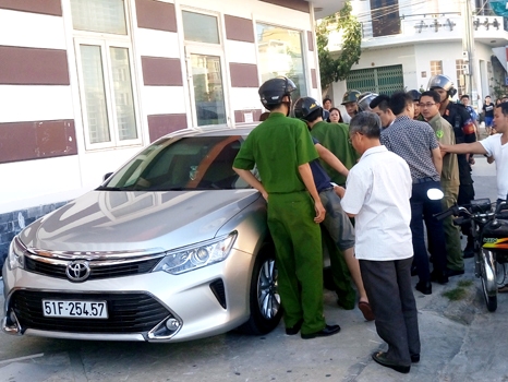 Chồng người mẫu nổi tiếng rút súng dọa bắn người