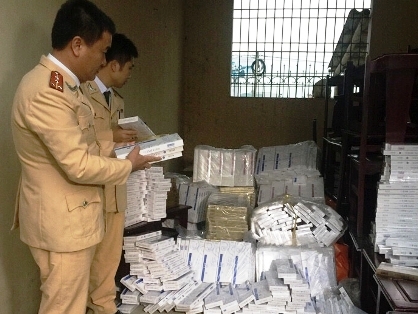 Bắt xe khách vận chuyển gần 10 000 bao thuốc lá ngoại nhập lậu