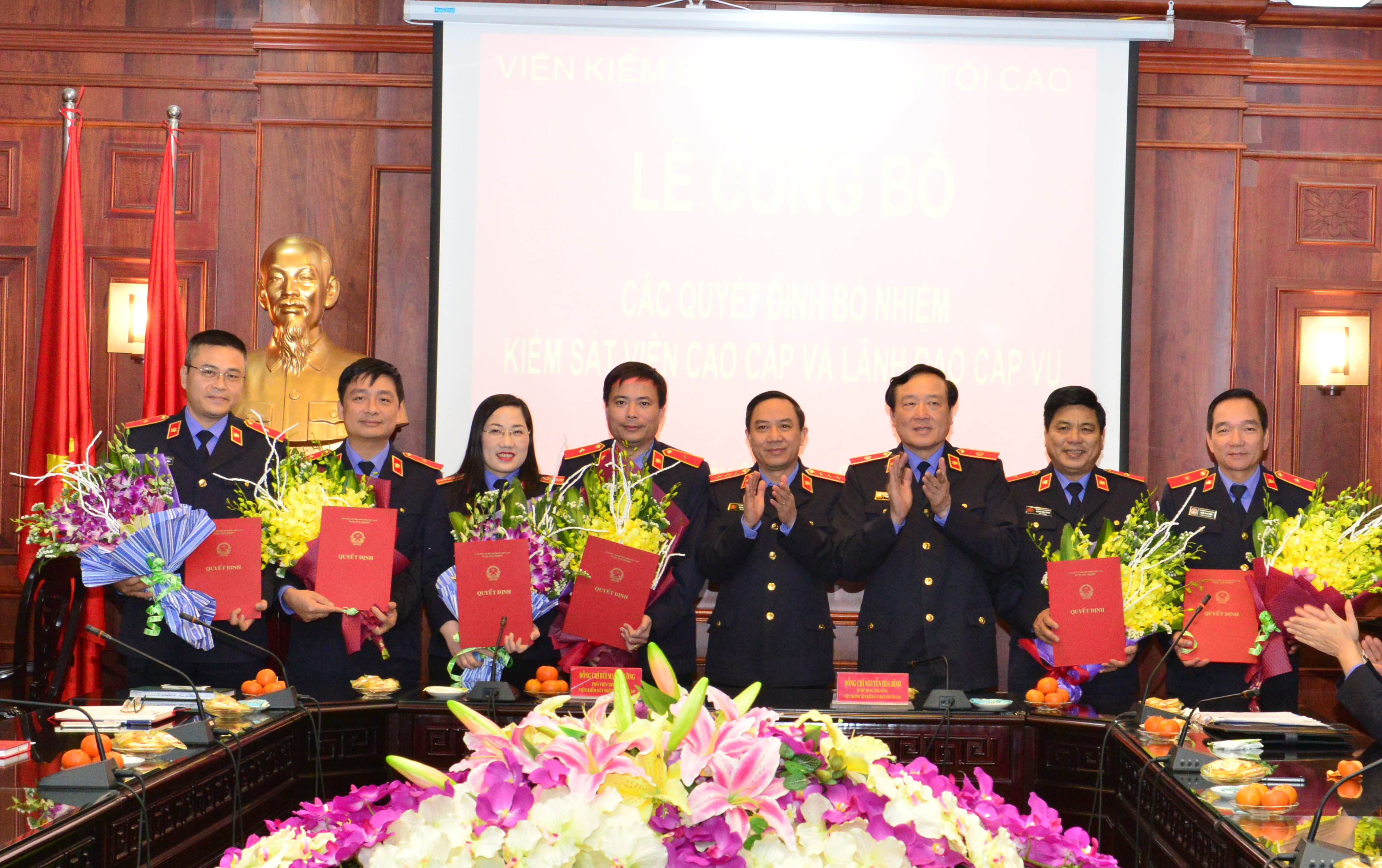 Viện trưởng VKSNDTC Nguyễn Hòa Bình và Phó Viện trưởng VKSNDTC Bùi Mạnh Cường trao quyết định và tặng hoa chúc mừng các đồng chí được bổ nhiệm tại buổi Lễ