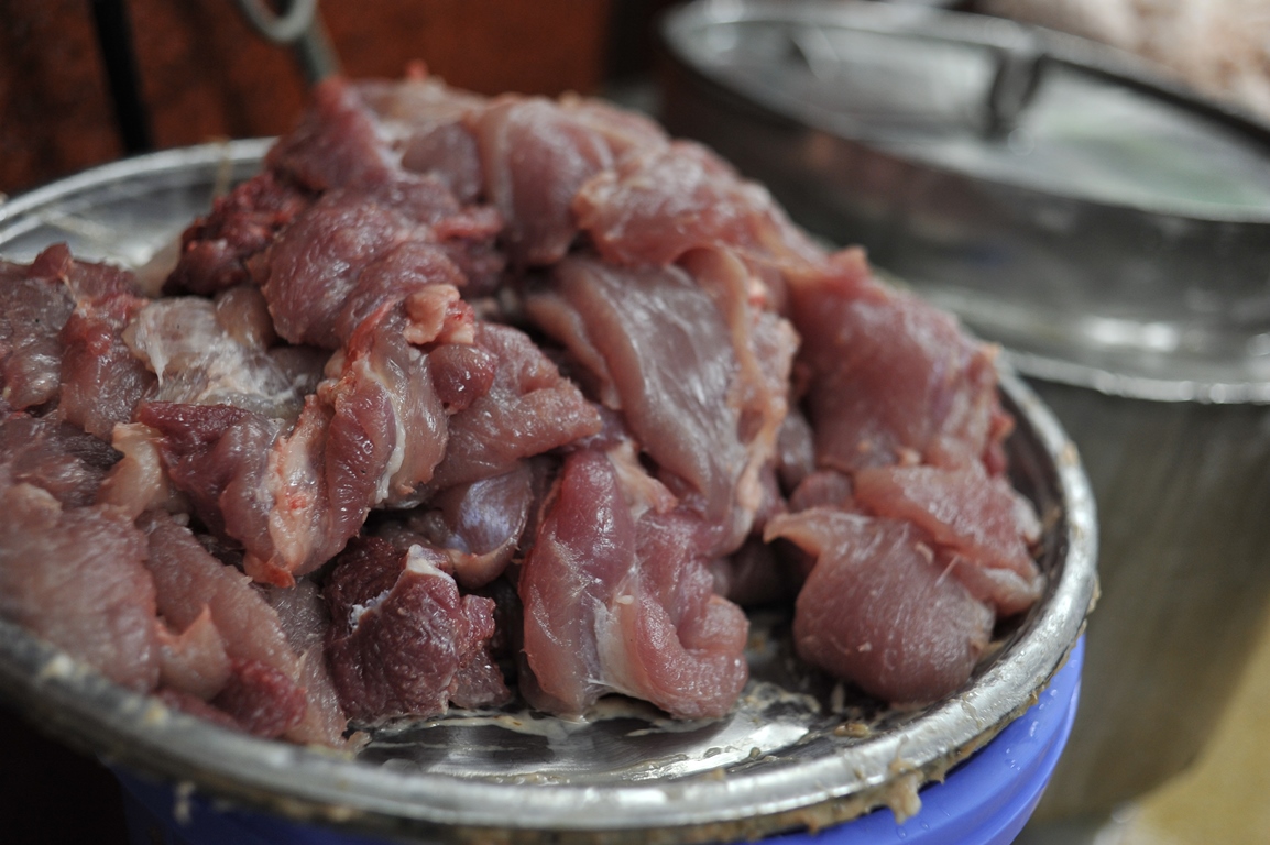 Thịt lợn (heo) phải tươi, nghĩa là lợn vừa mổ thịt xong, dùng tay sờ vào thịt hãy còn ấm, bóng mịn, đỏ hồng.