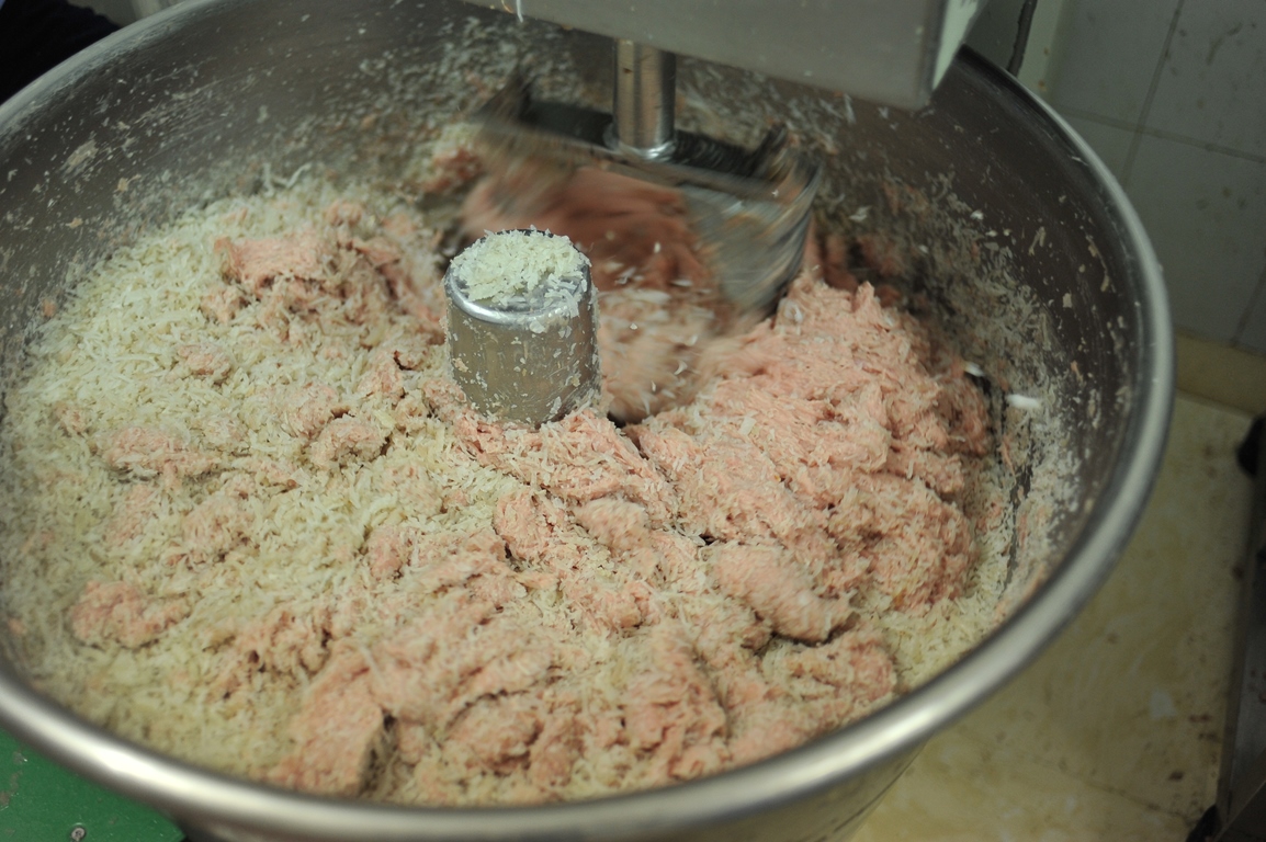 Bước tiếp theo đem trộn thịt nạc đã xay nhuyễn cùng bì và nêm gia vị đường, tỏi ớt, nước mắm, mì chính cho ngấm đều.