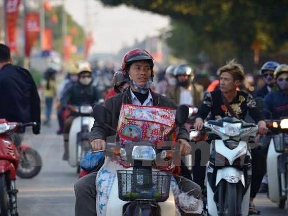 Người dân ùn ùn kéo về thủ đô, nạn bán khách vẫn hoành hành