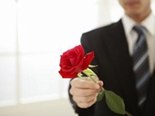 Lần đầu tiên nhận hoa Valentine, vợ ho đến nỗi gãy xương sườn