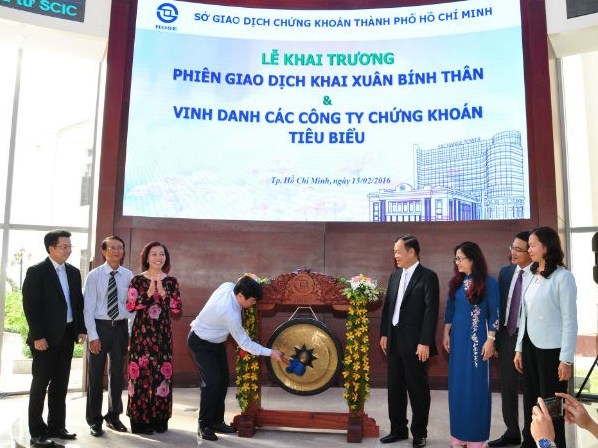 Thị trường chứng khoán tăng trưởng 17 năm 2015