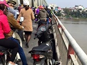 Để xe Honda trên cầu Chương Dương, nam thanh niên nhảy xuống sông Hồng