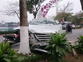 Hà Nội Innova mất lái, lao qua dải phân cách tông thẳng Honda CRV