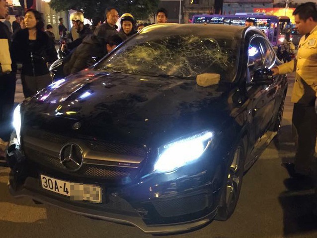 Hà Nội Cô gái trẻ bị ném vỡ kính xe Mercedes nghi do ghen tuông