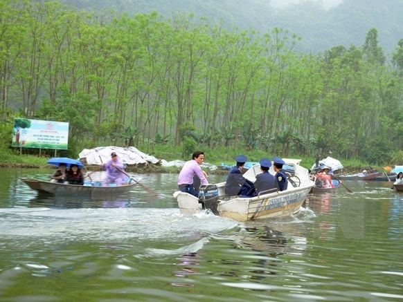 Hà Nội xử lý 21 đối tượng cò mồi tại di tích chùa Hương
