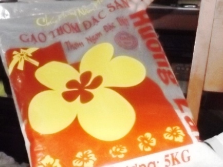 Kiểm định sản phẩm gạo nghi giả vì cơm như xác giấy