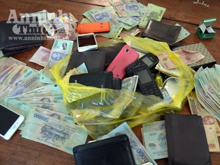 Bắt quả tang 16 đối tượng đánh bạc dưới hình thức xóc đĩa