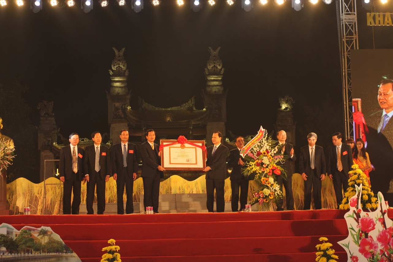 Đồng chí Vũ Văn Ninh, Phó Thủ tướng Chính phủ, trao “Bằng công nhận huyện Hưng Hà (tỉnh Thái Bình) đạt chuẩn nông thôn mới năm 2015” cho Đảng bộ, chính quyền và nhân dân huyện Hưng Hà.