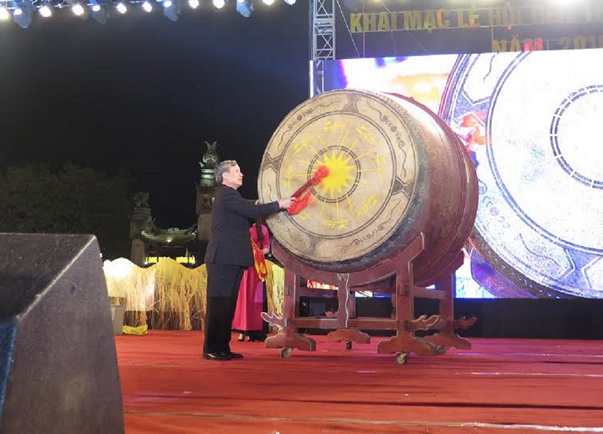 Đồng chí Trần Quốc Vượng, Ủy viên Bộ Chính trị, Chủ nhiệm Ủy ban kiểm tra Trung ương, đánh trống khai mạc lễ hội đền Trần tại Thái Bình.